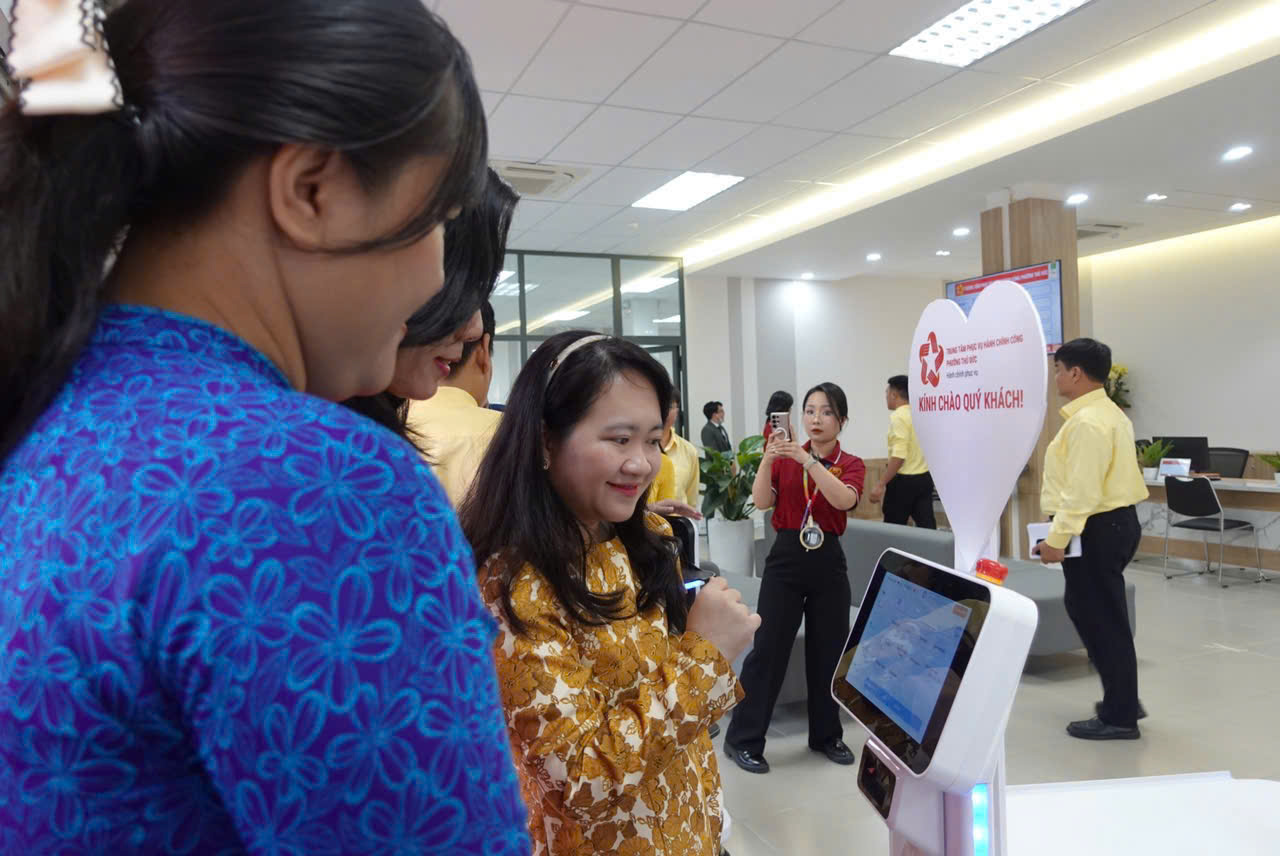 Trung t&acirc;m Phục vụ h&agrave;nh ch&iacute;nh c&ocirc;ng phường Thủ Đức đưa robot v&agrave;o hỗ trợ người d&acirc;n thực hiện thủ tục h&agrave;nh ch&iacute;nh. Ảnh: T.D