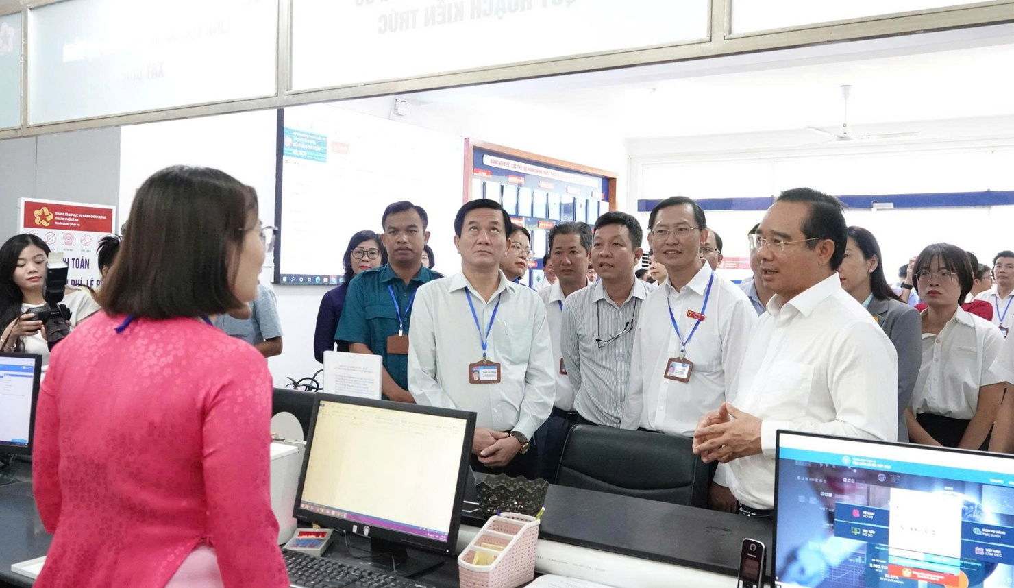 Chủ tịch UBND TP. Hồ Ch&iacute; Minh Nguyễn Văn Được (ngo&agrave;i c&ugrave;ng b&ecirc;n phải) đi kiểm tra ng&agrave;y đầu l&agrave;m việc theo m&ocirc; h&igrave;nh mới tại phường Dĩ An. Ảnh: Phạm Thọ