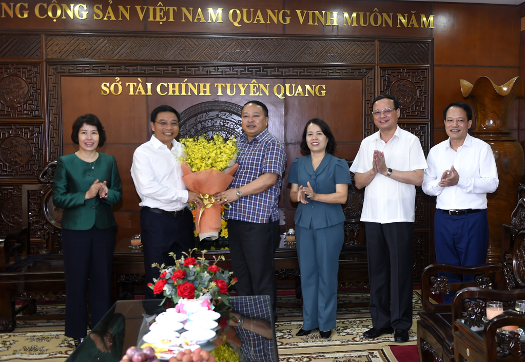 Bộ trưởng Nguyễn Văn Thắng tặng hoa chúc mừng đồng chí Phan Huy Ngoc, Phó Bí thư Tỉnh uỷ, Chủ tịch UBND tỉnh.