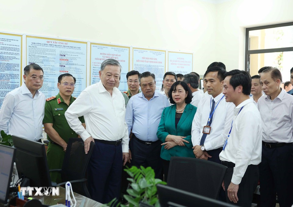 Tổng Bí thư Tô Lâm thăm, kiểm tra hoạt động tại Trung tâm hành chính công xã Phúc Thịnh. Ảnh: Thống Nhất/TTXVN.