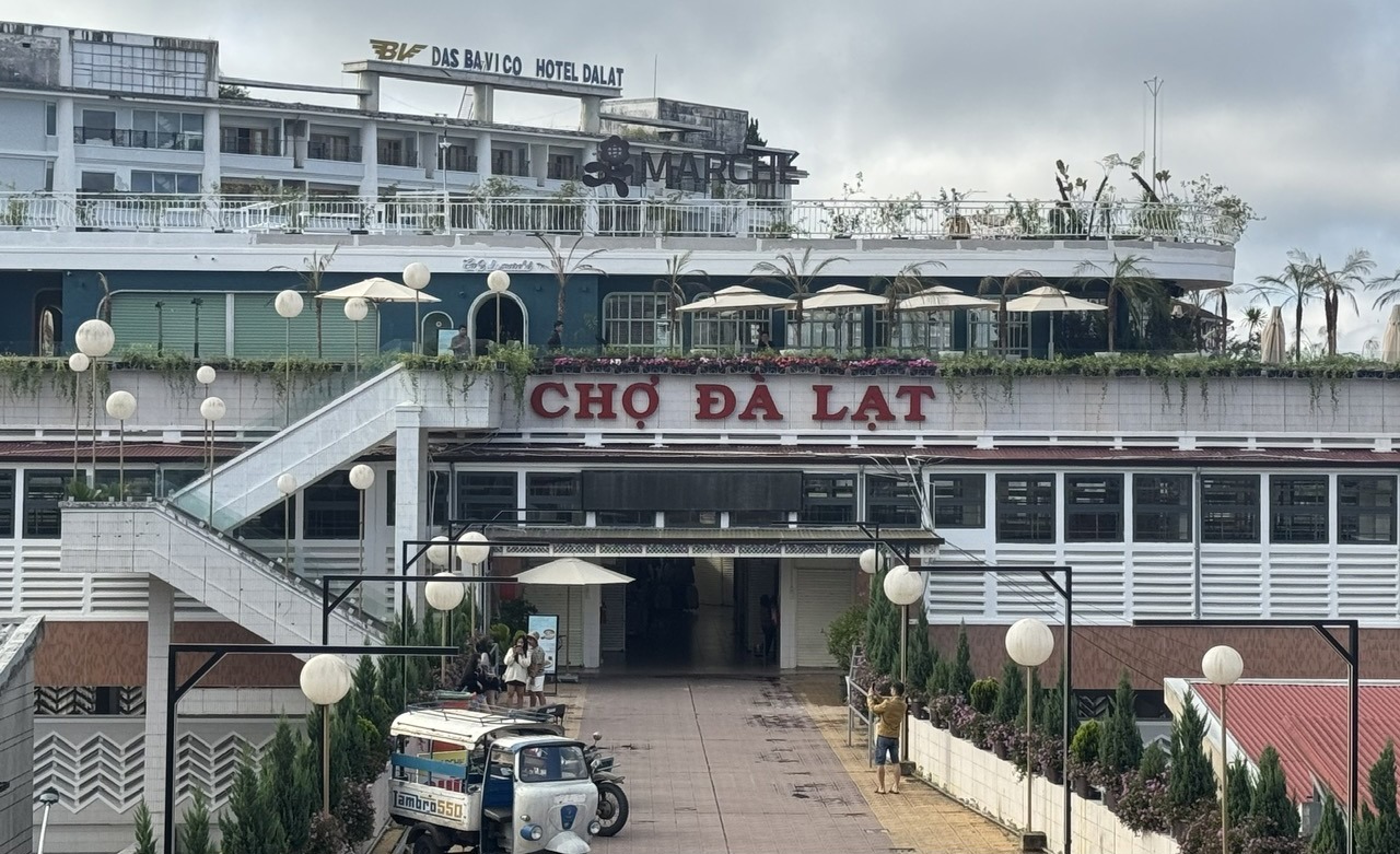 Khu A2 (63,85 ha) tập trung v&agrave;o thương mại v&agrave; dịch vụ du lịch, với khu phố đi bộ v&agrave; Chợ Đ&agrave; Lạt l&agrave; điểm nhấn. &nbsp;
