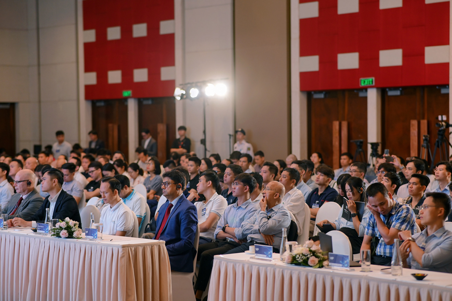 Đ&ocirc;ng đảo chuy&ecirc;n gia, doanh nghiệp tham dự Diễn đ&agrave;n.&nbsp;