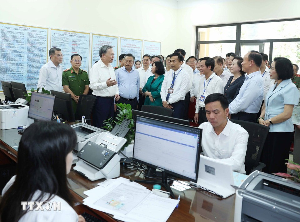 Tổng Bí thư Tô Lâm thăm, kiểm tra hoạt động tại Trung tâm hành chính công xã Phúc Thịnh. Ảnh: Thống Nhất/TTXVN. 