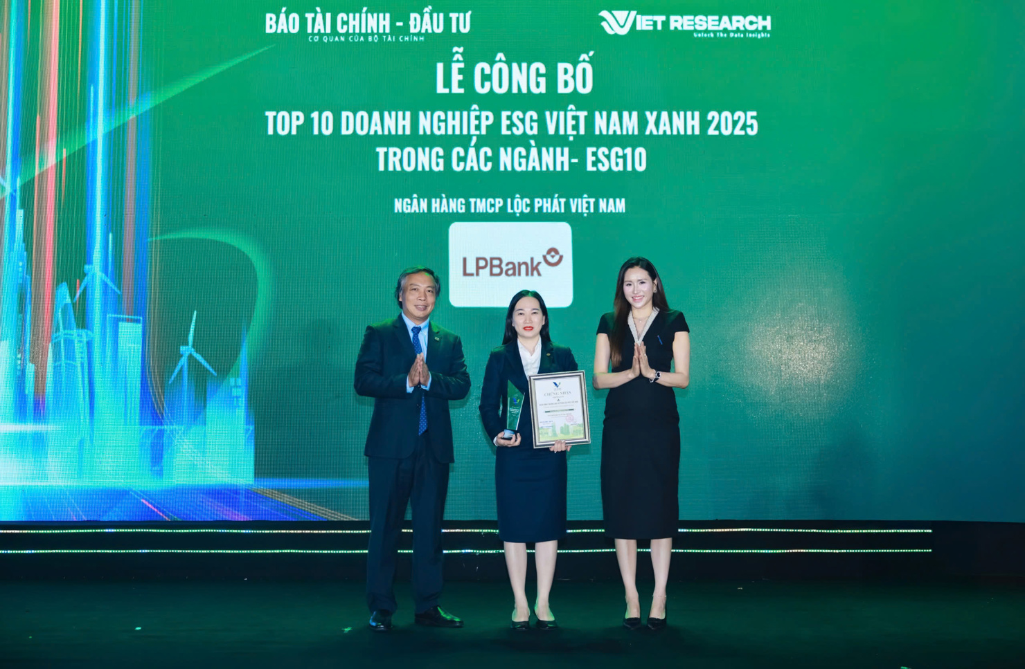 Bà Nguyễn Thị Vui, Thành viên Ban điều hành (đứng giữa) đại diện LPBank nhận giải Top 10 Ngân hàng – ESG Việt Nam xanh 2025.