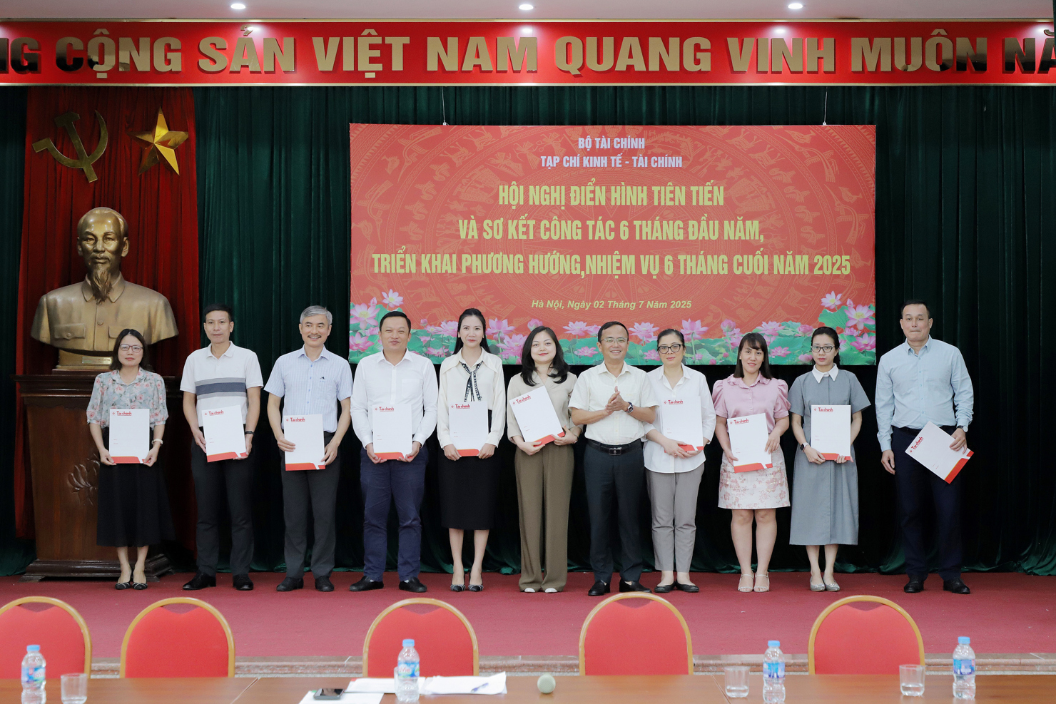 Tổng Bi&ecirc;n tập&nbsp;Phạm Thu Phong biểu dương c&aacute;c c&aacute; nh&acirc;n ti&ecirc;u biểu trong phong tr&agrave;o thi đua.