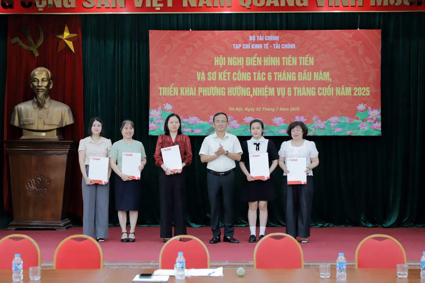 Tổng Bi&ecirc;n tập&nbsp;Phạm Thu Phong biểu dương c&aacute;c c&aacute; nh&acirc;n xuất sắc Ph&ograve;ng Trị sự.