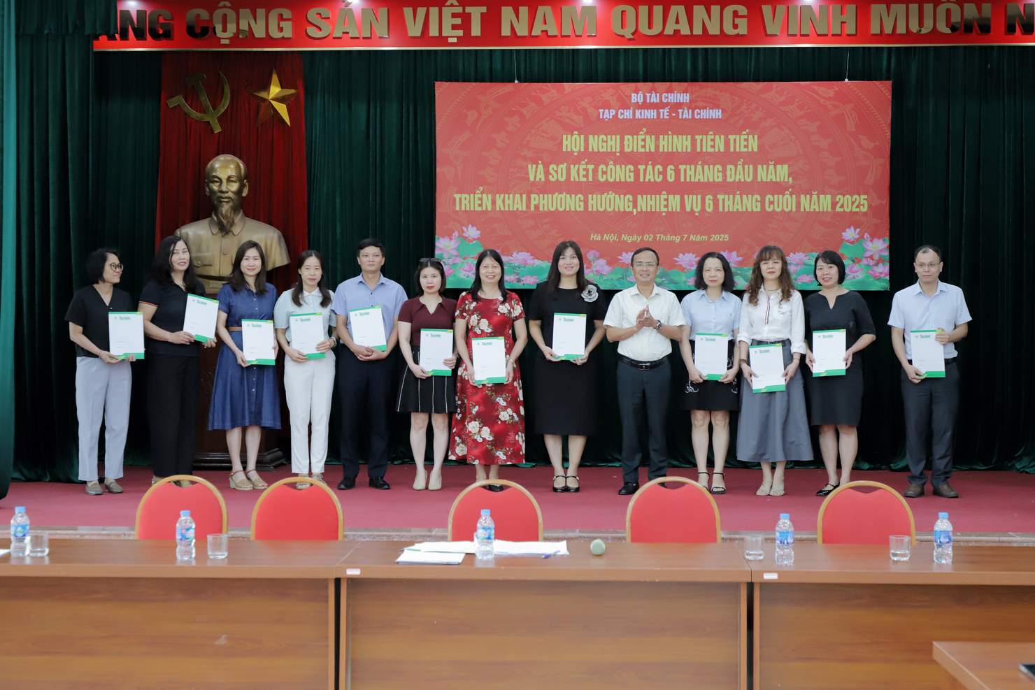 Tổng Bi&ecirc;n tập&nbsp;Phạm Thu Phong trao quyết định cho c&aacute;c c&aacute;n bộ nghỉ chế độ theo Nghị định số 178/2024/NĐ-CP của Ch&iacute;nh phủ.