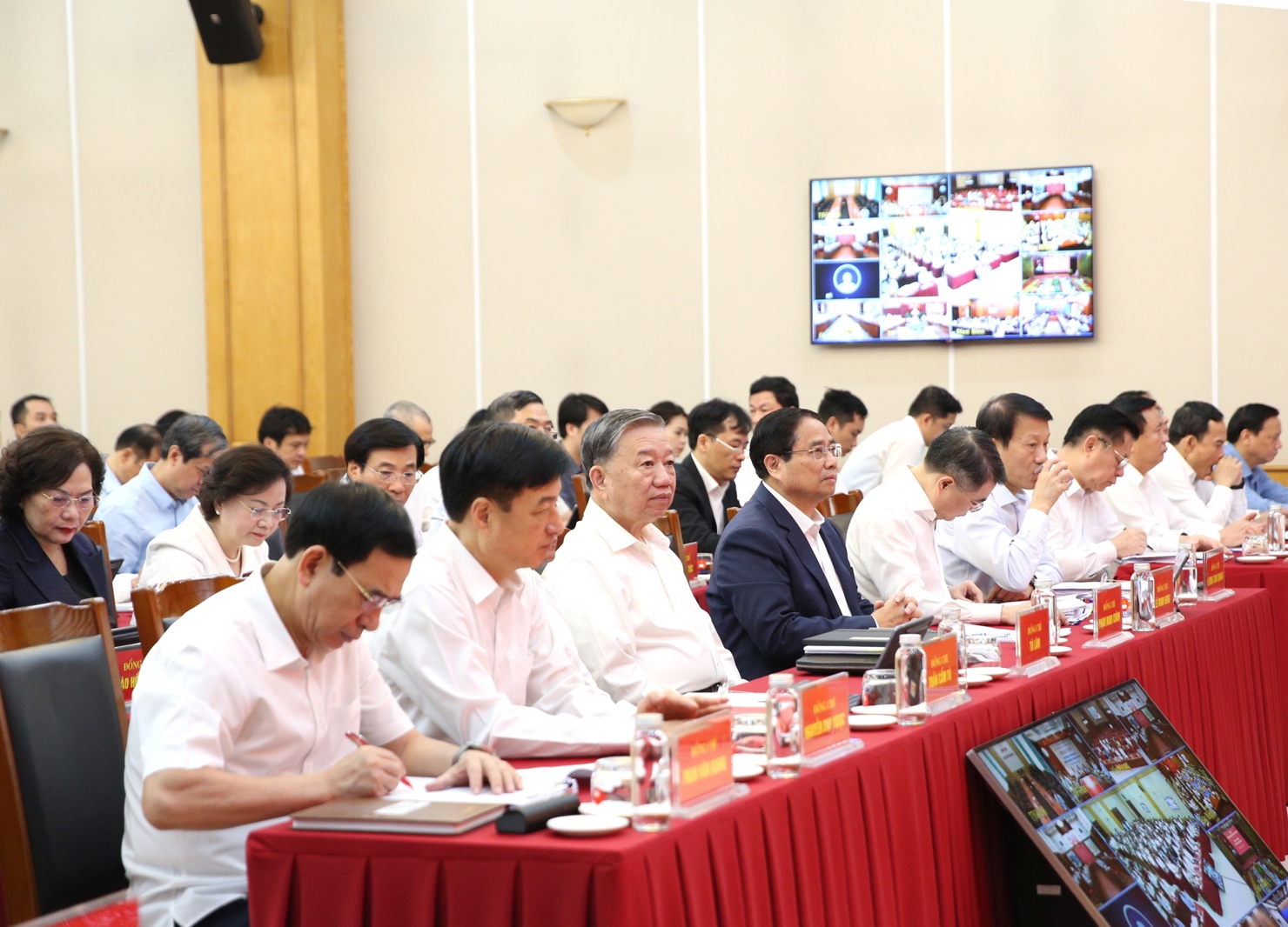 Tổng B&iacute; thư T&ocirc; L&acirc;m, Thủ tướng Ch&iacute;nh phủ Phạm Minh Ch&iacute;nh c&ugrave;ng c&aacute;c đồng ch&iacute; l&atilde;nh đạo Đảng v&agrave; Nh&agrave; nước tham dự Hội nghị - Ảnh: VGP/Nguyễn Ho&agrave;ng. &nbsp;