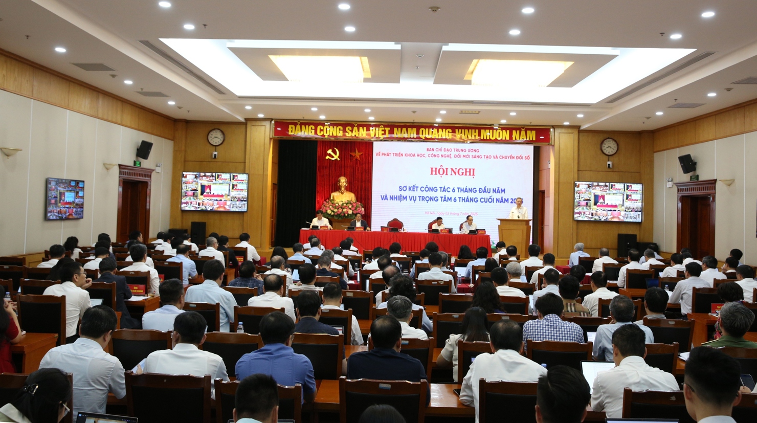 Hội nghị sơ kết c&ocirc;ng t&aacute;c 6 th&aacute;ng đầu năm v&agrave; nhiệm vụ trọng t&acirc;m 6 th&aacute;ng cuối năm 2025 của Ban Chỉ đạo Trung ương về ph&aacute;t triển khoa học, c&ocirc;ng nghệ, đổi mới s&aacute;ng tạo v&agrave; v&agrave; chuyển đổi số - Ảnh: VGP/Nguyễn Ho&agrave;ng. &nbsp;
