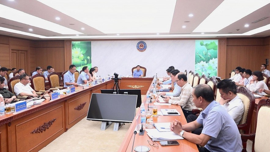 Bộ trưởng Bộ T&agrave;i ch&iacute;nh Nguyễn Văn Thắng chủ tr&igrave; cuộc họp.