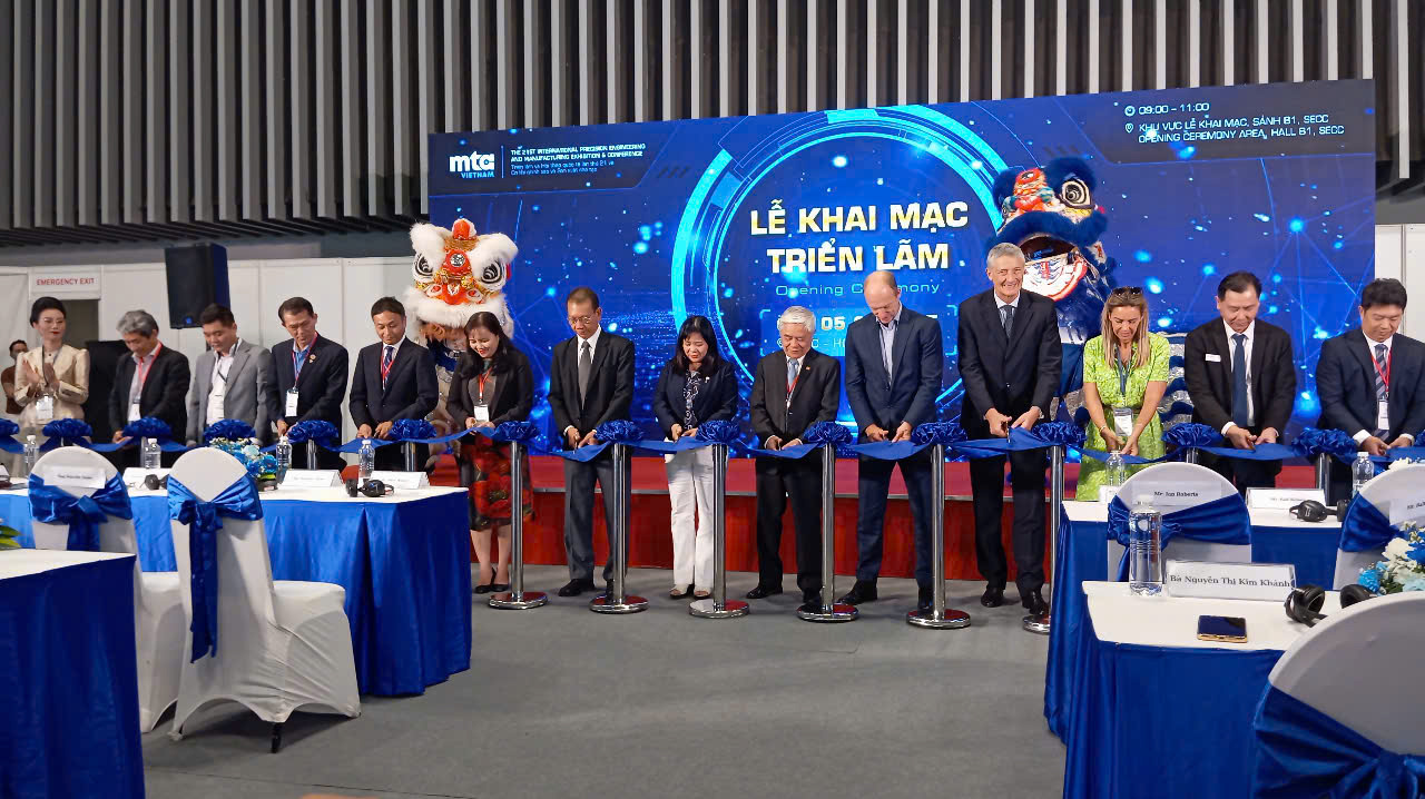 C&aacute;c đại biểu cắt băng khai mạc Triển l&atilde;m MTA Việt Nam.