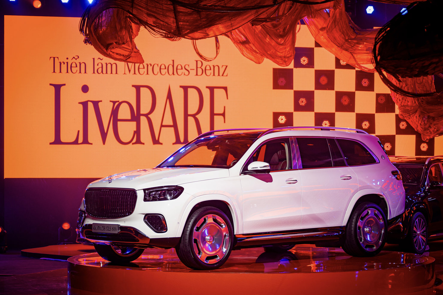 Đ&aacute;ng quan t&acirc;m tại sự kiện n&agrave;y, Mercedes-Benz đ&atilde; ch&iacute;nh thức giới thiệu tới người ti&ecirc;u d&ugrave;ng Việt Nam phi&ecirc;n bản n&acirc;ng cấp giữa v&ograve;ng đời của c&aacute;c mẫu SUV hạng sang nhập khẩu từ Mỹ l&agrave; Mercedes-Benz GLS 450 4MATIC&nbsp; v&agrave; Mercedes-Maybach GLS 600.