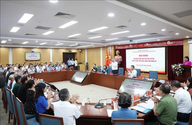Tổng B&iacute; thư T&ocirc; L&acirc;m c&ugrave;ng c&aacute;c đại biểu Quốc hội tiếp x&uacute;c với cử tri 11 phường, th&agrave;nh phố H&agrave; Nội. Ảnh: Thống Nhất/TTXVN. &nbsp;