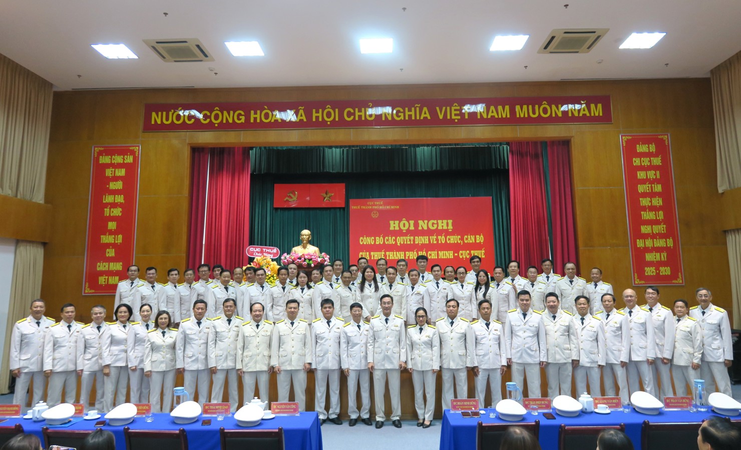 Tập thể Ban l&atilde;nh đạo Thuế TP. Hồ Ch&iacute; Minh v&agrave; l&atilde;nh đạo c&aacute;c Ph&ograve;ng, Thuế cơ sở trực thuộc. Ảnh: Đức Mỹ