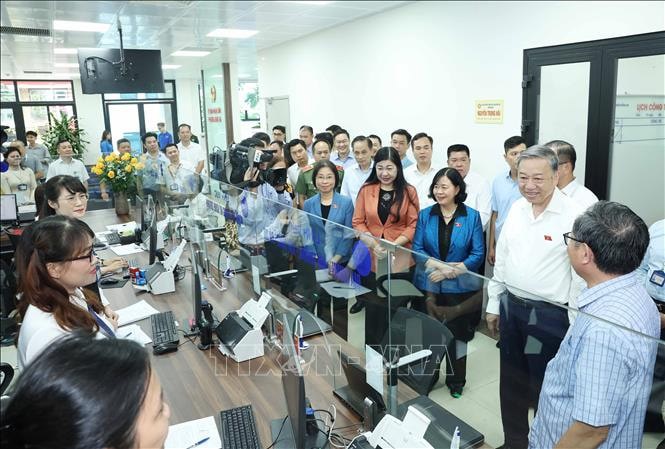 Tổng B&iacute; thư T&ocirc; L&acirc;m thăm Trung t&acirc;m phục vụ h&agrave;nh ch&iacute;nh c&ocirc;ng phường Đống Đa, H&agrave; Nội. Ảnh: Thống Nhất/ TTXVN. &nbsp;
