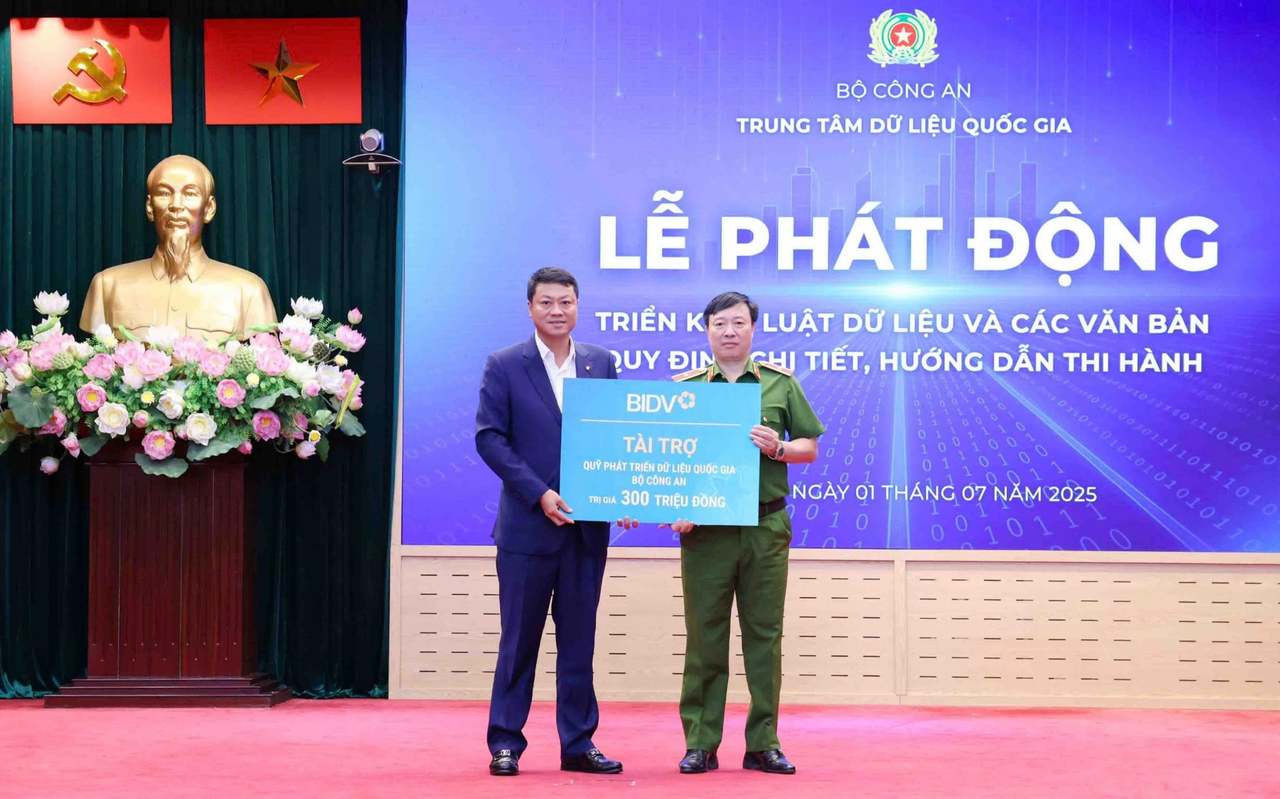 Tổng Giám đốc BIDV Lê Ngọc Lâm trao kinh phí ủng hộ Quỹ PTDLQG. Ảnh: BIDV