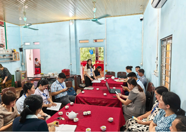 Đo&agrave;n họp r&uacute;t kinh nghiệm sau khi kết th&uacute;c phỏng vấn tại hộ