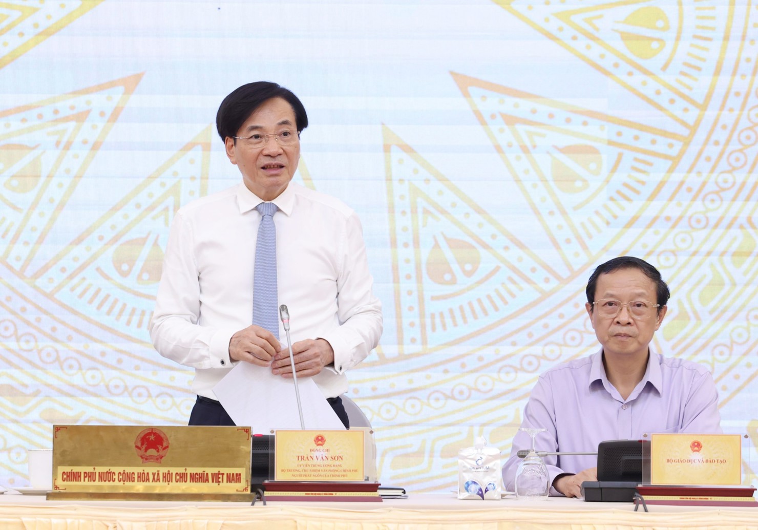 Bộ trưởng, Chủ nhiệm Văn ph&ograve;ng Ch&iacute;nh phủ Trần Văn Sơn th&ocirc;ng tin tại buổi họp b&aacute;o. Ảnh: VGP
