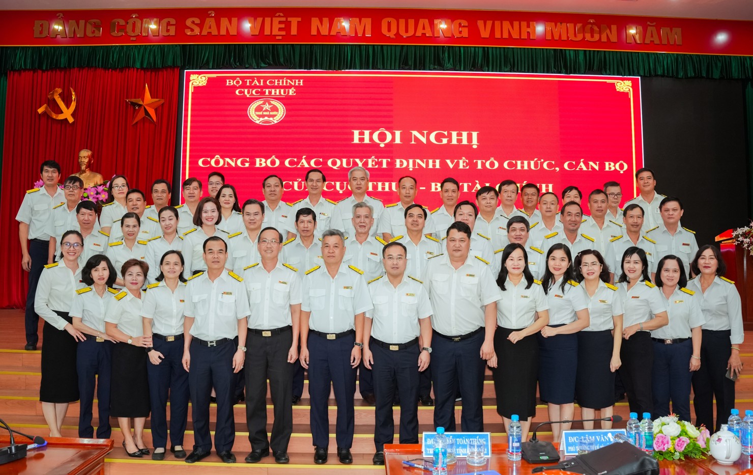 Ban lãnh đạo của Thuế tỉnh Đồng Nai và các lãnh đạo của 12 Phòng chuyên môn, 10 Thuế cơ sở trực thuộc. Ảnh: Đức Mỹ