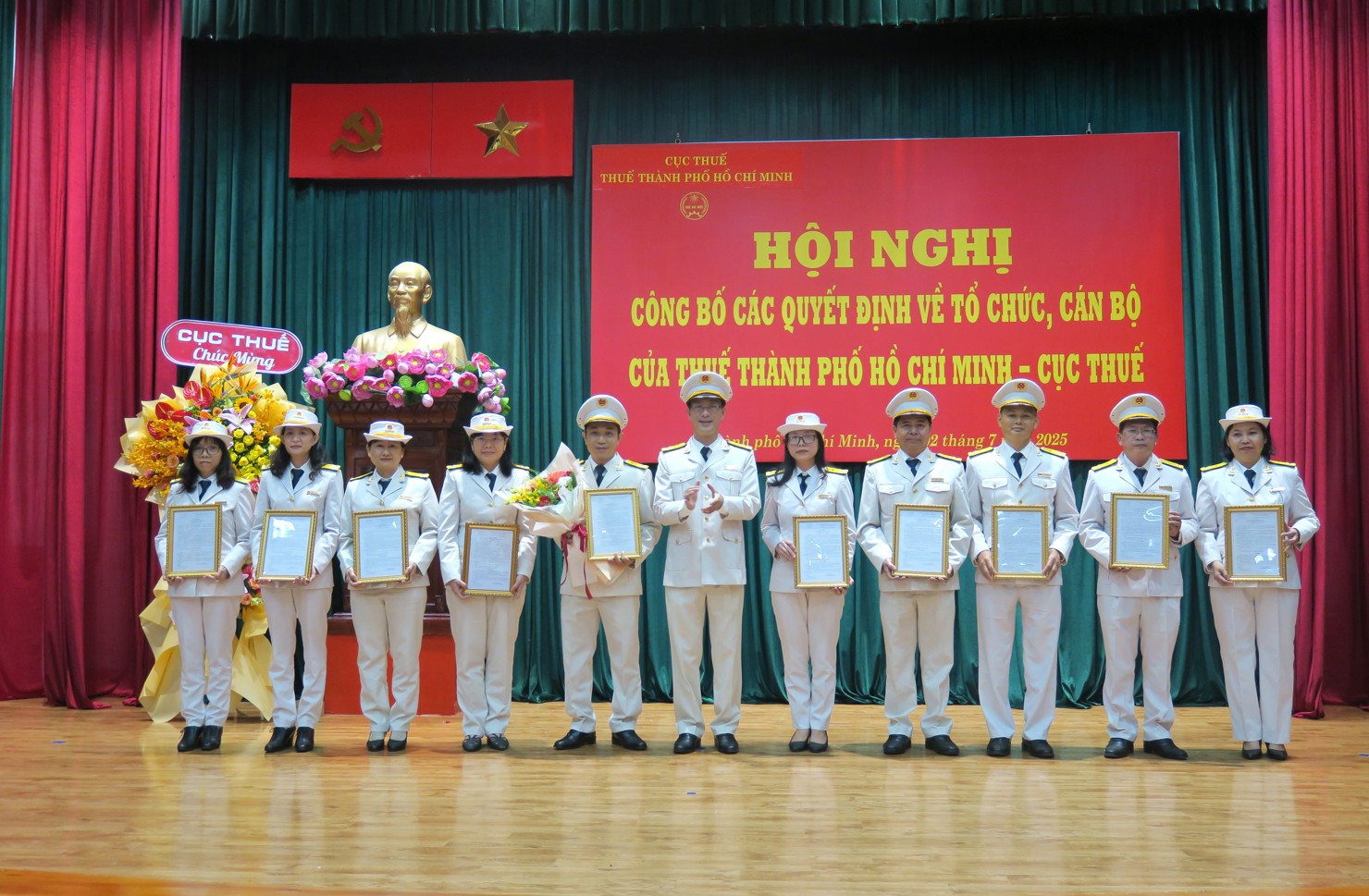 Trưởng Thuế TP. Hồ Ch&iacute; Minh trao c&aacute;c Quyết định cho nh&acirc;n sự Ph&ograve;ng Nghiệp vụ, dự to&aacute;n, ph&aacute;p chế. Ảnh: Đức Mỹ