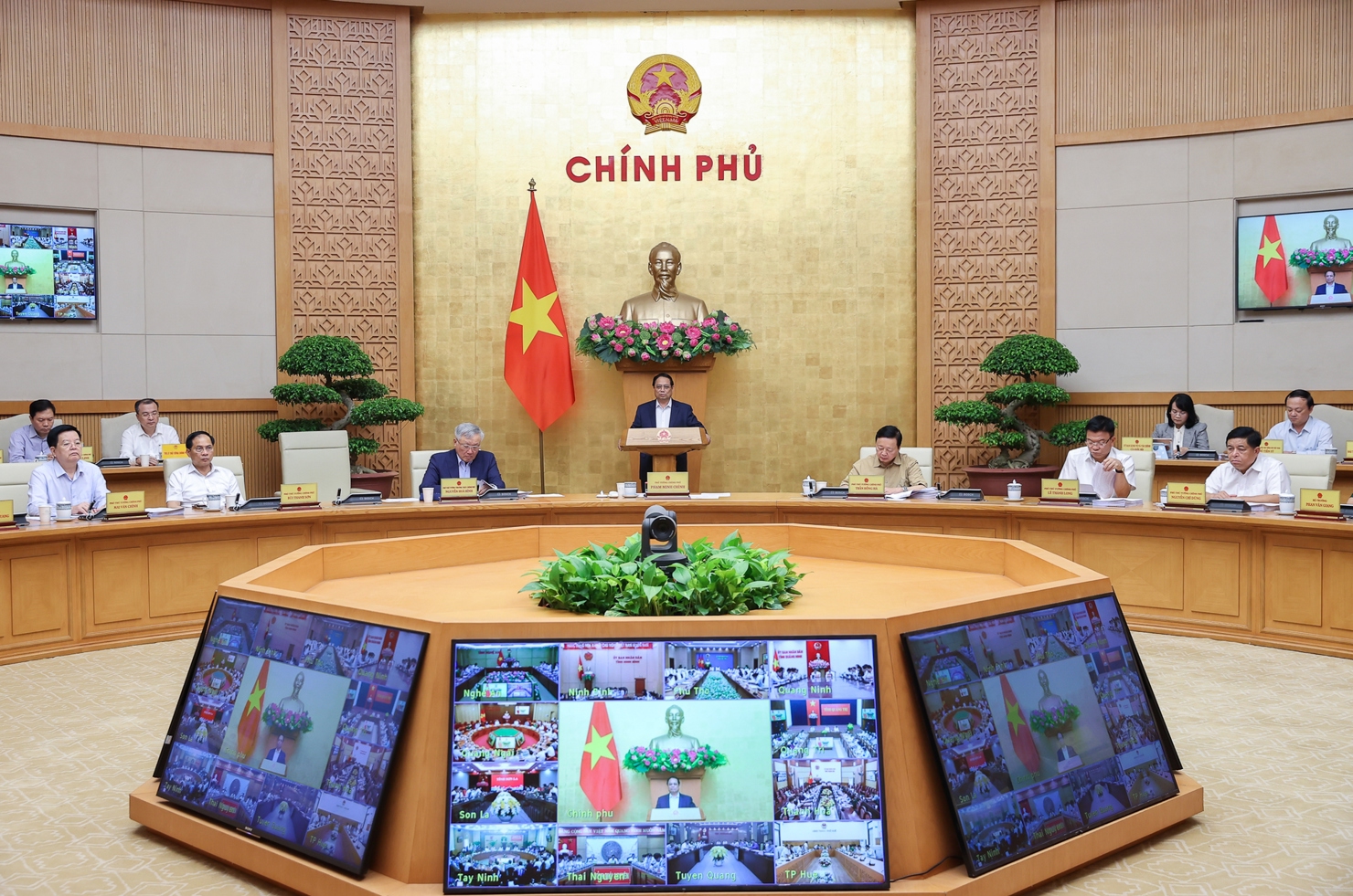 Hội nghị Ch&iacute;nh phủ với địa phương đầu ti&ecirc;n sau cuộc c&aacute;ch mạng c&oacute; t&iacute;nh lịch sử "sắp xếp lại giang sơn" . Ảnh: VGP