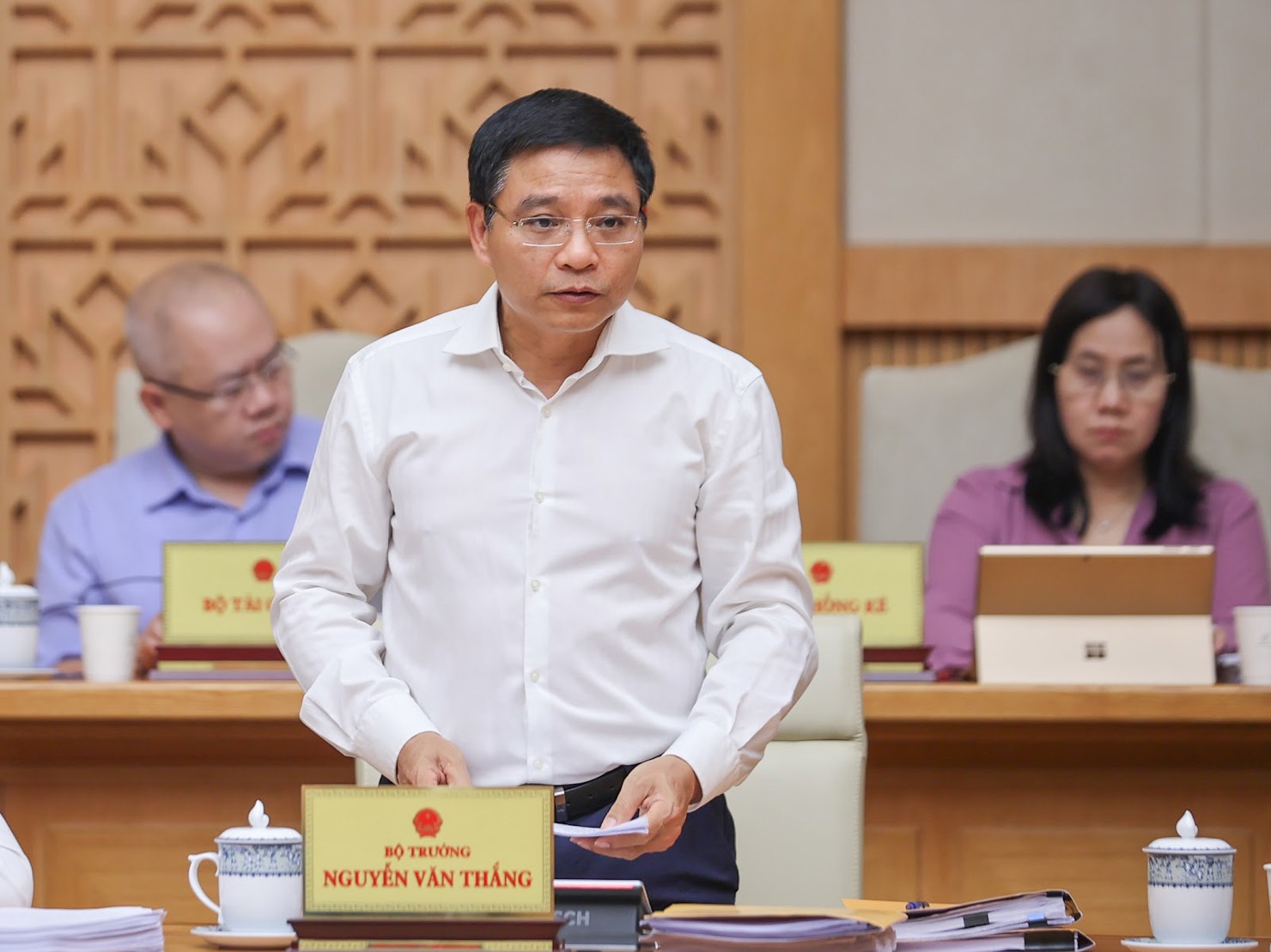 Bộ trưởng Bộ T&agrave;i ch&iacute;nh Nguyễn Văn Thắng b&aacute;o c&aacute;o t&igrave;nh h&igrave;nh kinh tế - x&atilde; hội 6 th&aacute;ng đầu năm 2025 tại phi&ecirc;n họp. Ảnh: VGP