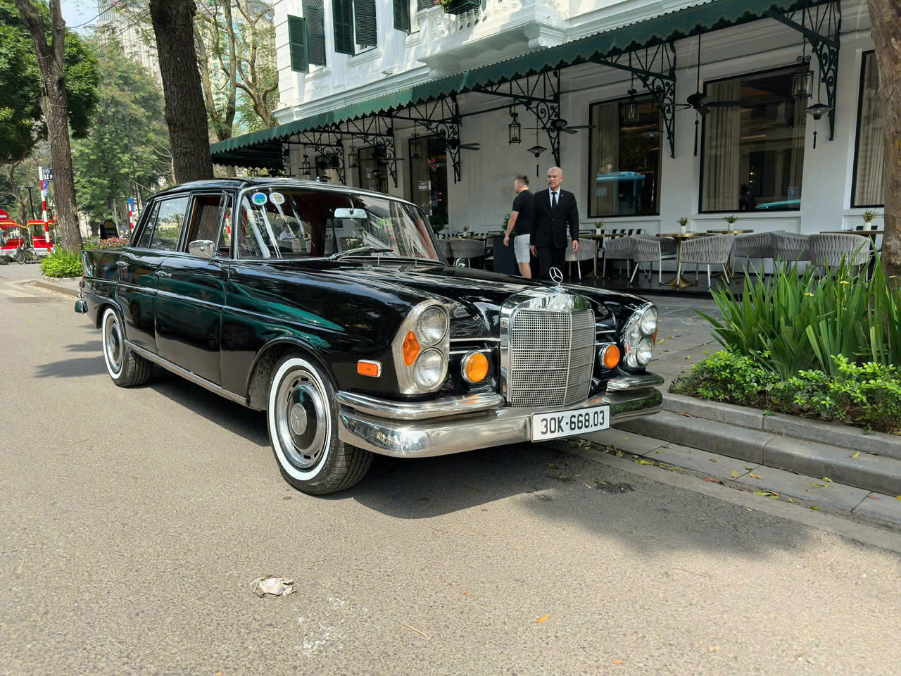 "Mercedes-Benz - LiveRARE", không gian tuyệt tác, độc quyền, độc bản với dàn xe trăm tỉ của Mercedes-Benz Việt Nam - Ảnh 1
