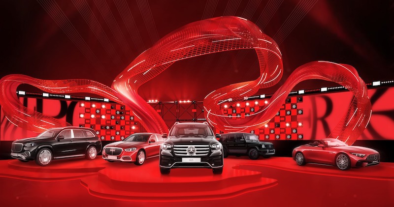Sự kiện LiveRARE l&agrave; lời khẳng định mạnh mẽ củaMercedes-Benz Việt Nam trong việc mang đến những trải nghiệm độc đ&aacute;o v&agrave; khơi dậy cảm x&uacute;c m&atilde;nh liệt. C&aacute;c d&ograve;ng xe đầu bảng như Mercedes-Maybach, Mercedes-AMG, hay S-Class &ndash; kh&ocirc;ng chỉ l&agrave; phương tiện di chuyển, m&agrave; c&ograve;n l&agrave; biểu tượng của phong c&aacute;ch sống, kh&aacute;t vọng chinh phục, v&agrave; sự dẫn đầu.