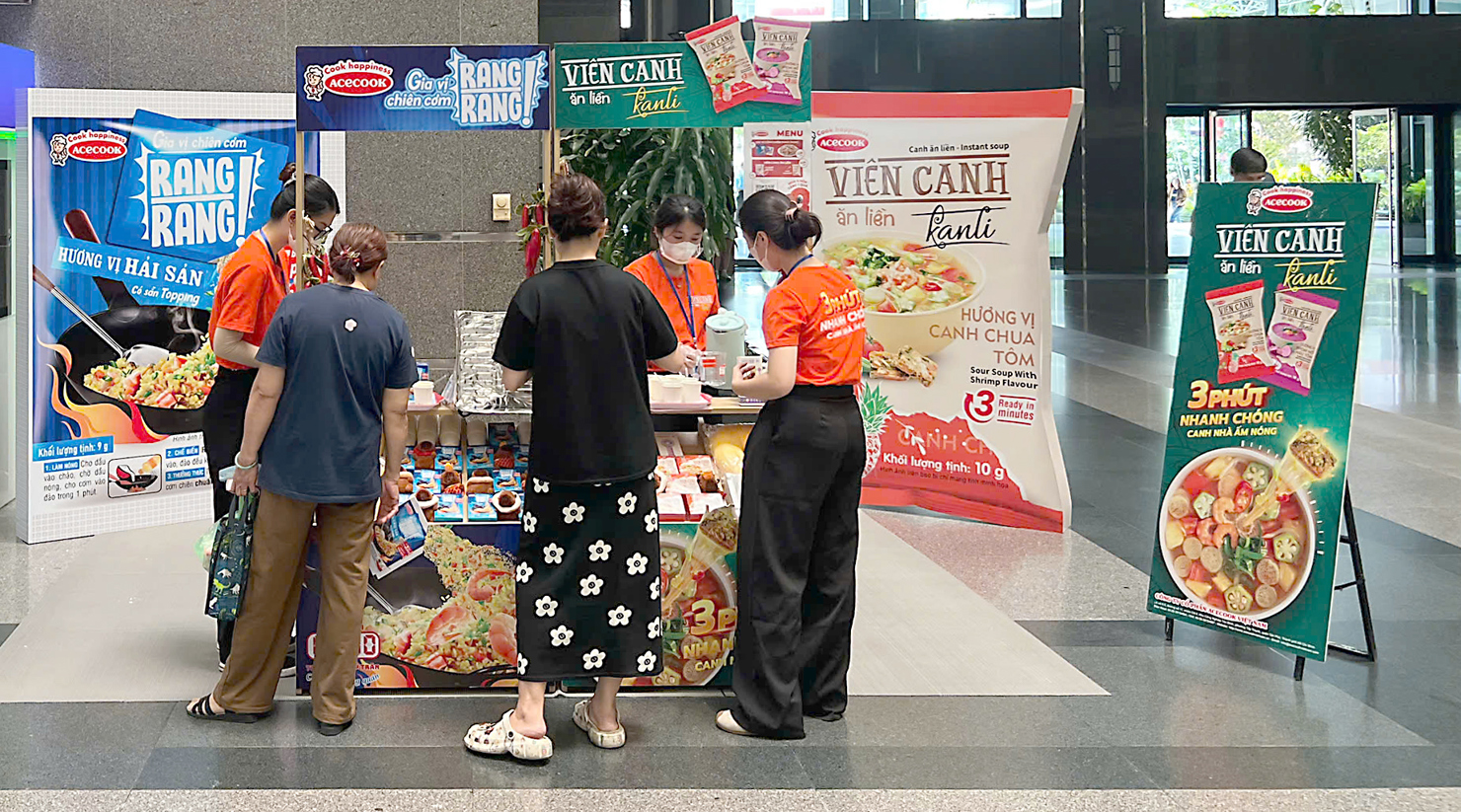 Người ti&ecirc;u d&ugrave;ng trải nghiệm sản phẩm mới của Acecook Việt Nam.