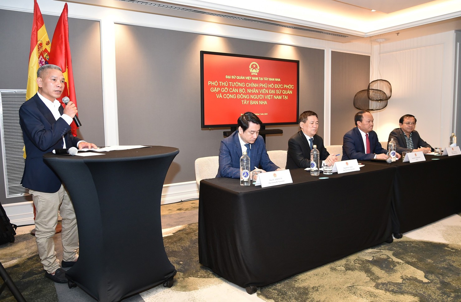 Ph&oacute; Thủ tướng Hồ Đức Phớc v&agrave; Đo&agrave;n c&ocirc;ng t&aacute;c c&ugrave;ng Đại sứ Đo&agrave;n Thanh Song lắng nghe v&agrave; giải đ&aacute;p c&aacute;c kiến nghị của cộng đồng - Ảnh: VGP/Trần Mạnh. &nbsp;