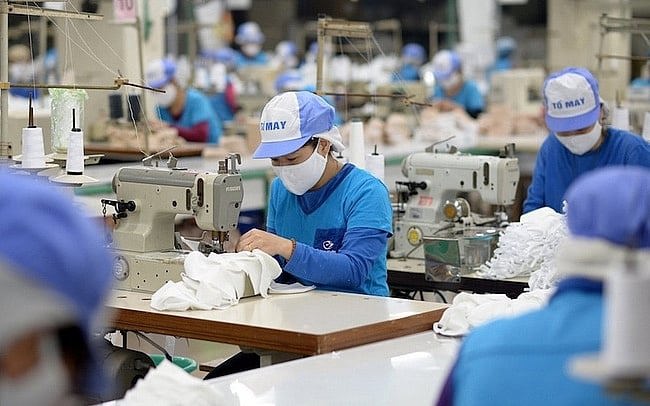 Các ngành dệt may, da giày và đồ gỗ đang đối mặt với rủi ro lớn bởi chính sách thuế mới của Mỹ. Ảnh: TL