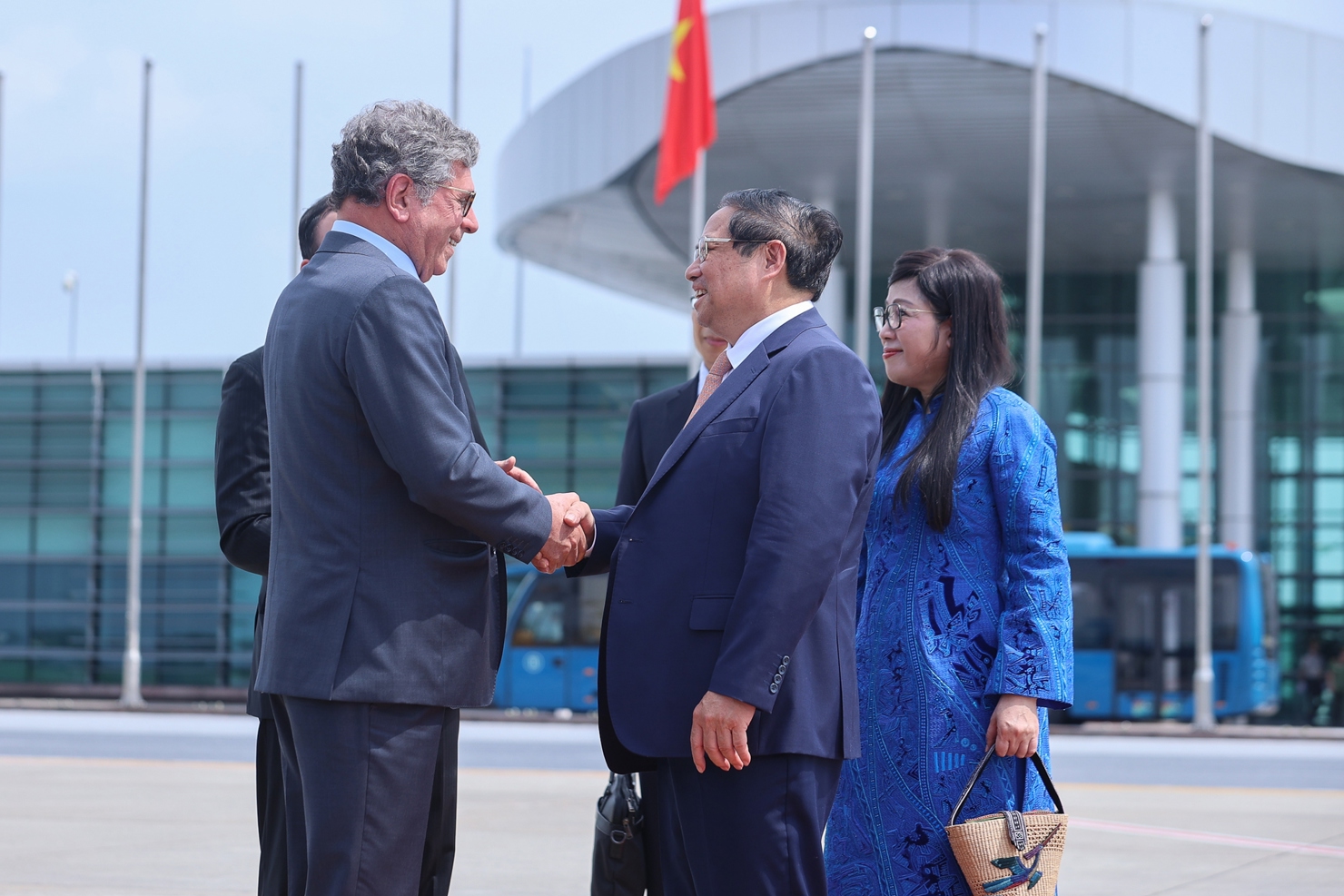 Đại sứ Brazil tại Việt Nam Marco Farani tiễn Thủ tướng Phạm Minh Chính và Phu nhân Lê Thị Bích Trân tại sân bay quốc tế Nội Bài - Ảnh: VGP/Nhật Bắc. 