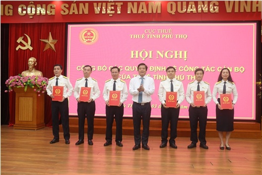 Các Phó Trưởng tỉnh Thuế Phú Thọ nhậnquyết định bổ nhiệm.