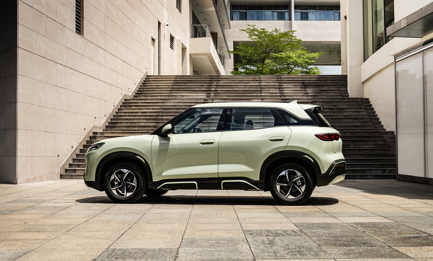 Sự xuất hiện của BYD ATTO 2 tại Việt Nam đã bổ sung vào danh mục sản phẩm ngày càng đa dạng của BYD, cũng như mang ý nghĩa chiến lược trong việc mở rộng đối tượng khách hàng – đặc biệt là người mua xe điện lần đầu, hướng đến những cam kết chung trong bảo vệ môi trường.