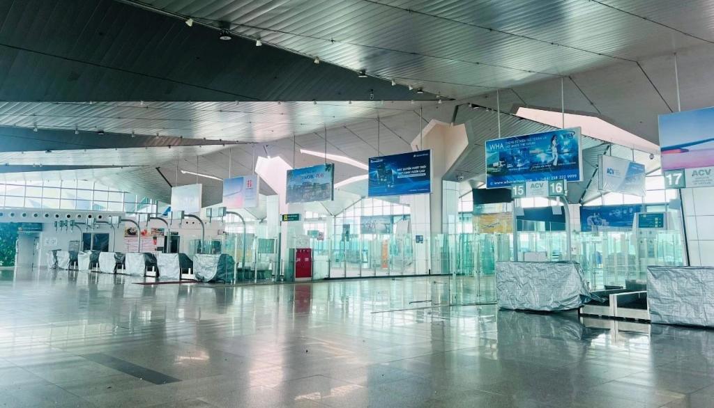 Khu vực quầy check-in tại Cảng hàng không quốc tế Vinh được phủ bạt kín để phục vụ cải tạo, nâng cấp.