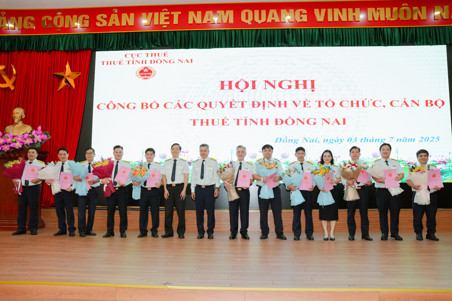 Lãnh đạo Thuế tỉnh Đồng Nai trao các Quyết định đối với các chức danh Trưởng, Phó phòng và Thuế cơ sở trực thuộc. Ảnh: Đức Mỹ