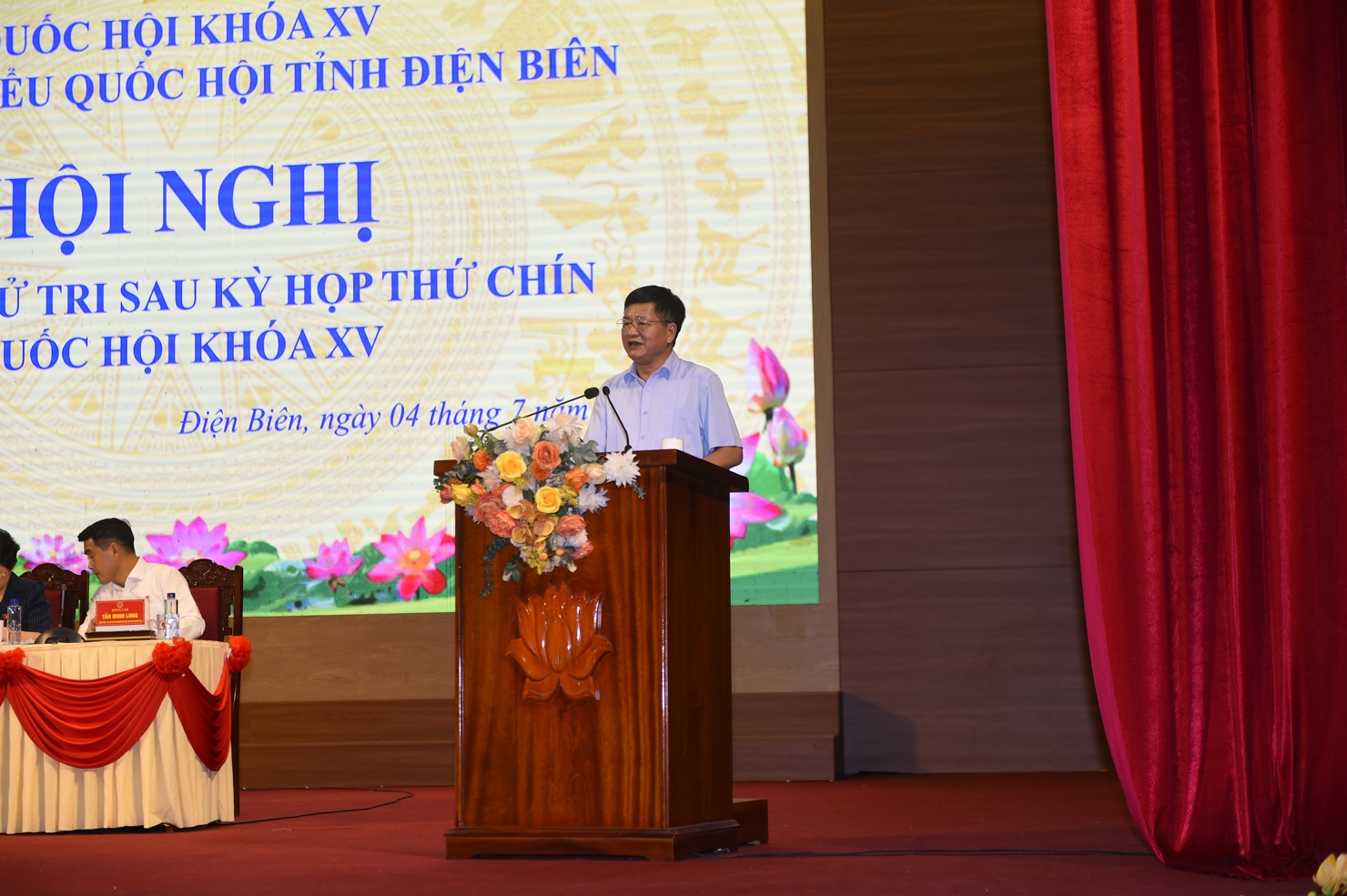 Chủ tịch UBND tỉnh Điện Bi&ecirc;n L&ecirc; Th&agrave;nh Đ&ocirc; trả lời cử tri.&nbsp;