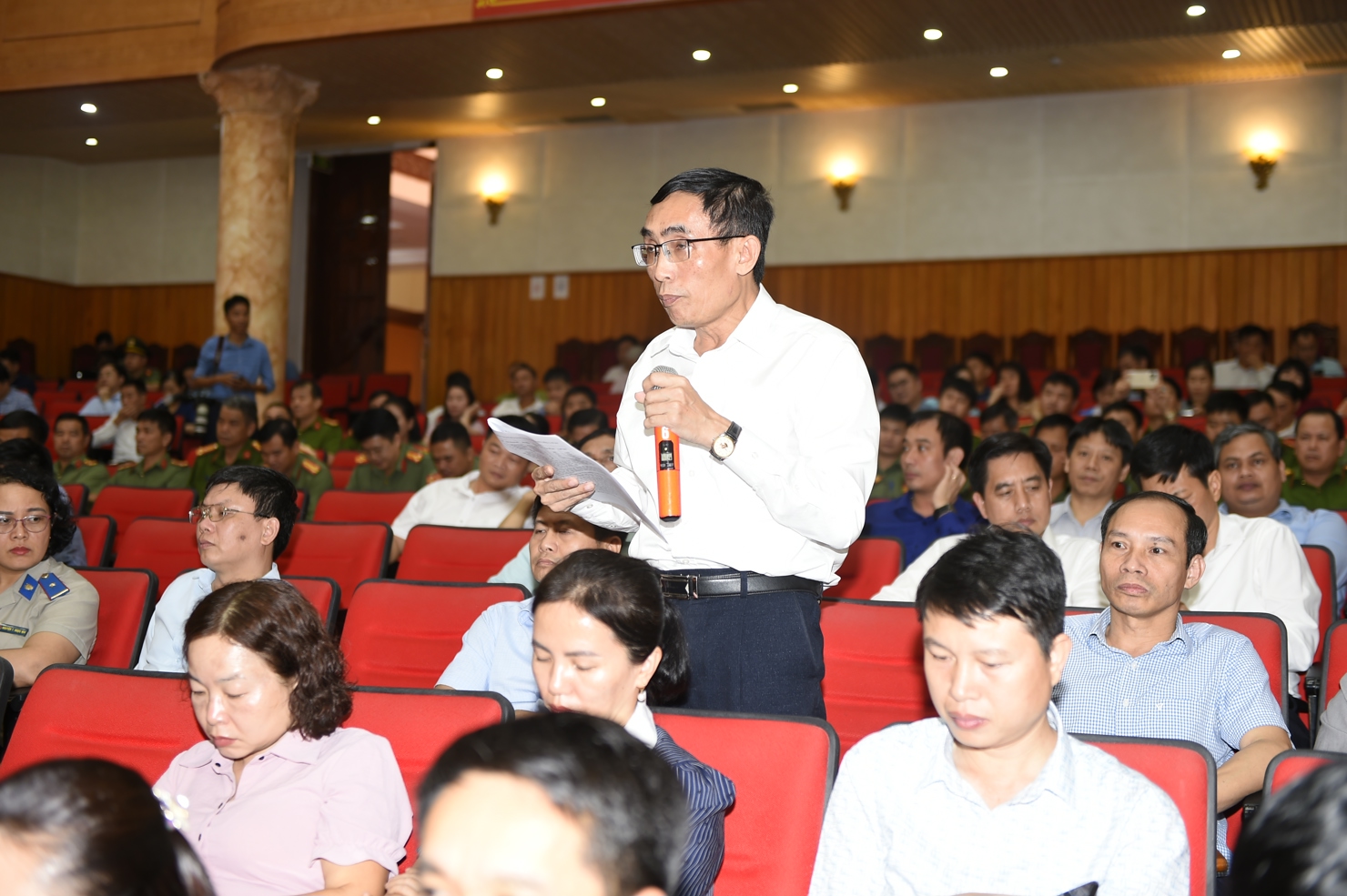 Đại diện Đại biểu Quốc hội tỉnh Điện Bi&ecirc;n n&ecirc;u &yacute; kiến tại Hội nghị.