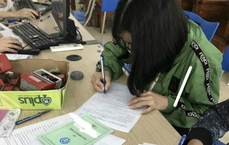 Sổ BHXH điện tử sẽ giúp ngăn chặn tình trạng mua bán sổ BHXH. Ảnh: Lê Văn