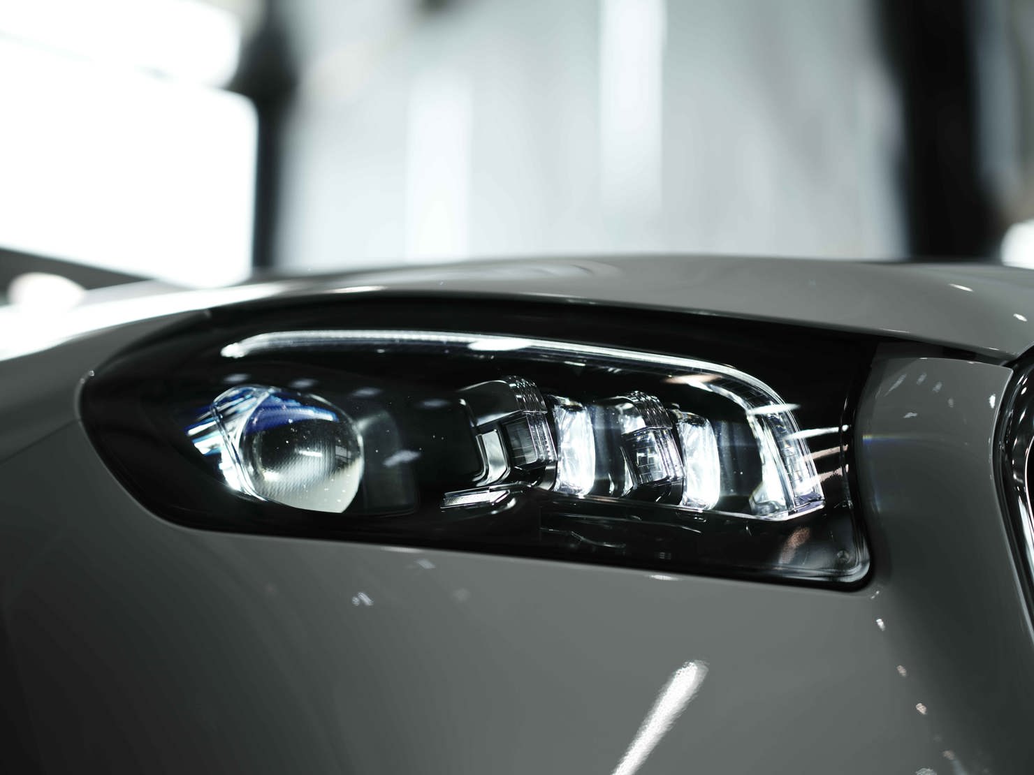Thiết kế ngoại thất giữ nguyên ADN Maybach, tinh chỉnh đèn và mâm.