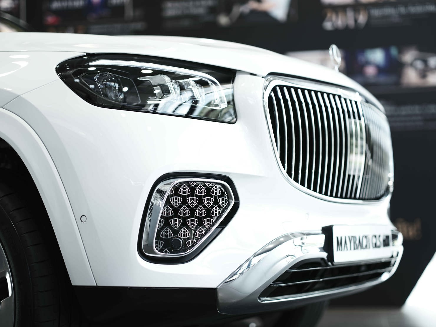 Phiên bản nâng cấp không thay đổi kích thước. Ngoại hình không thay đổi nhiều. Logo Maybach trang trí ở hốc hút gió phía trước.