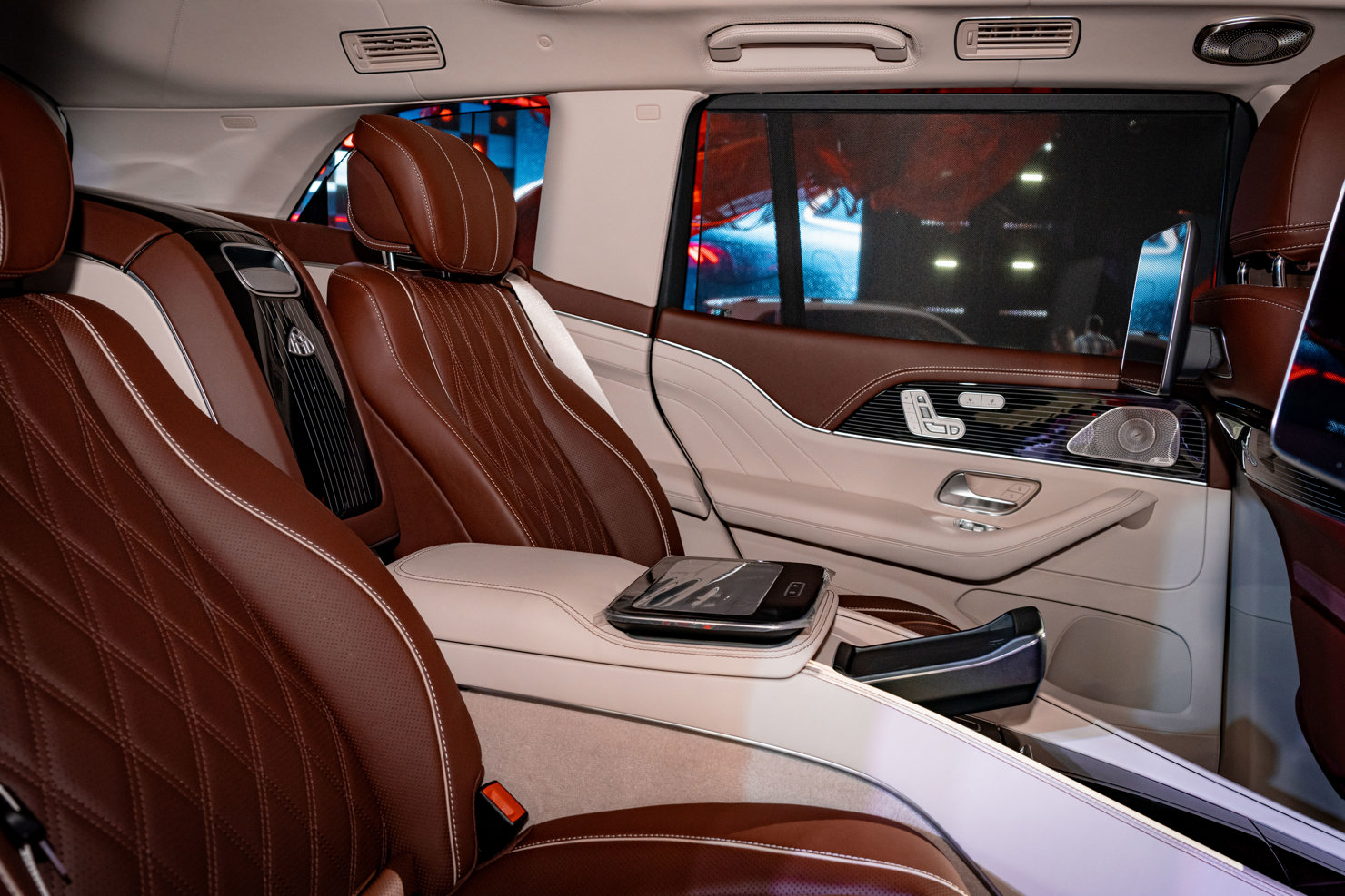 Hướng đến các ông chủ giàu có, Mercedes-Maybach GLS 600 sở hữu lượng tiện nghi phong phú. Riêng 2 ghế sau được thiết kế kiểu thương gia. Hãng loại bỏ hàng ghế thứ ba trên GLS để dành không gian cho một tủ lạnh nhỏ.