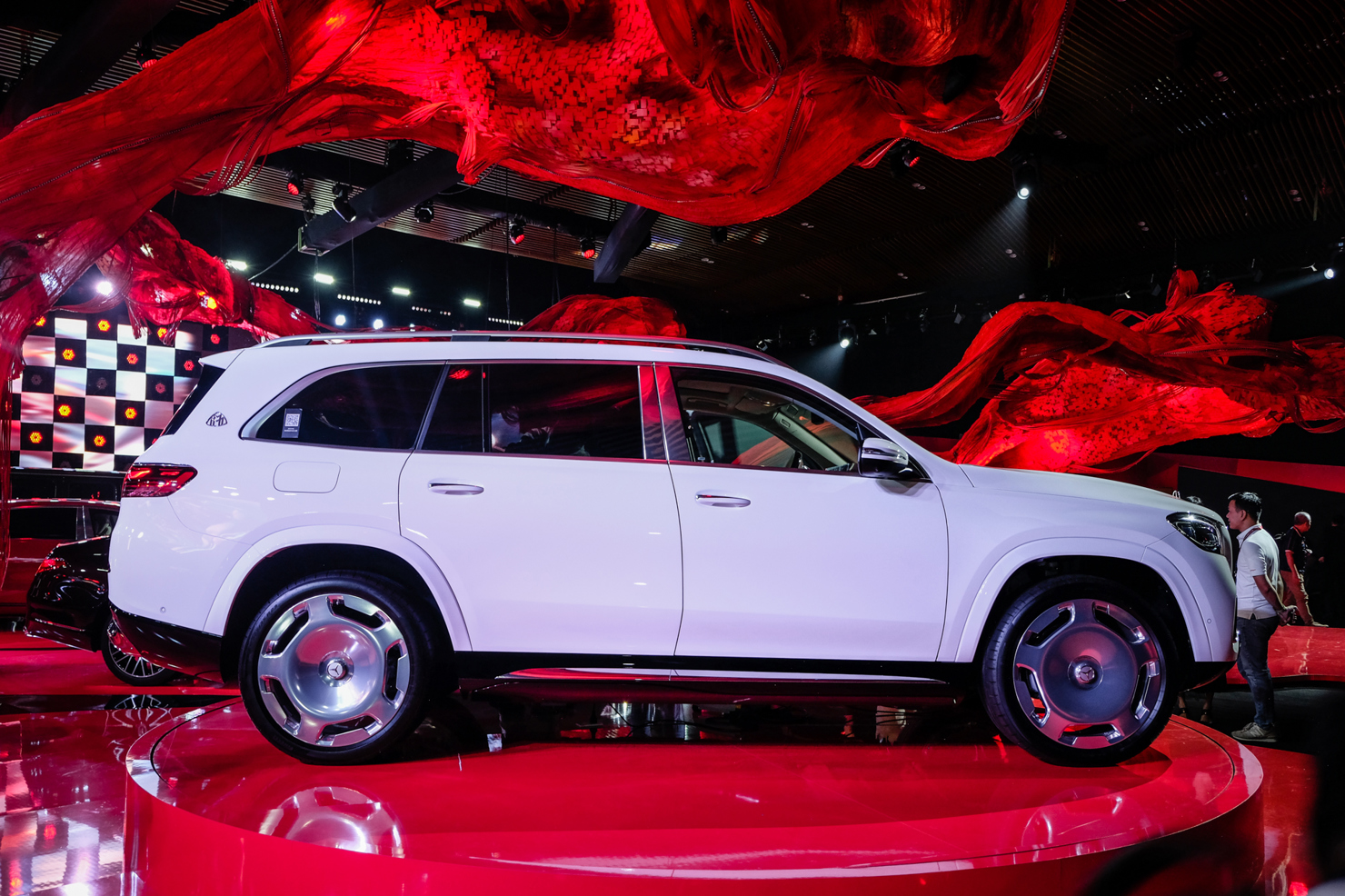 Maybach GLS 600 là phiên bản cao cấp nhất của dòng GLS chạy xăng. GLS có biến thể thuần điện là EQS SUV với nền tảng phát triển hoàn toàn khác.
