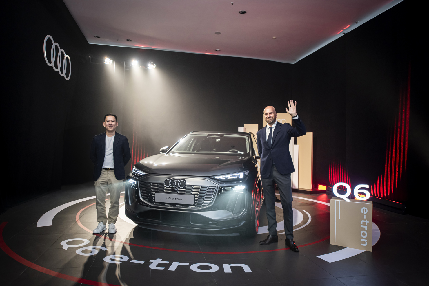 Lần đầu ph&aacute;t triển tr&ecirc;n nền tảng PPE, Audi Q6 e-tron mang đến chuẩn mực mới cho thiết kế, c&ocirc;ng nghệ v&agrave; trải nghiệm người d&ugrave;ng. Ngoại h&igrave;nh thể thao, nội thất số h&oacute;a với 3 m&agrave;n h&igrave;nh OLED, chất liệu t&aacute;i chế th&acirc;n thiện m&ocirc;i trường - tất cả tạo n&ecirc;n kh&ocirc;ng gian sang trọng, đột ph&aacute;.