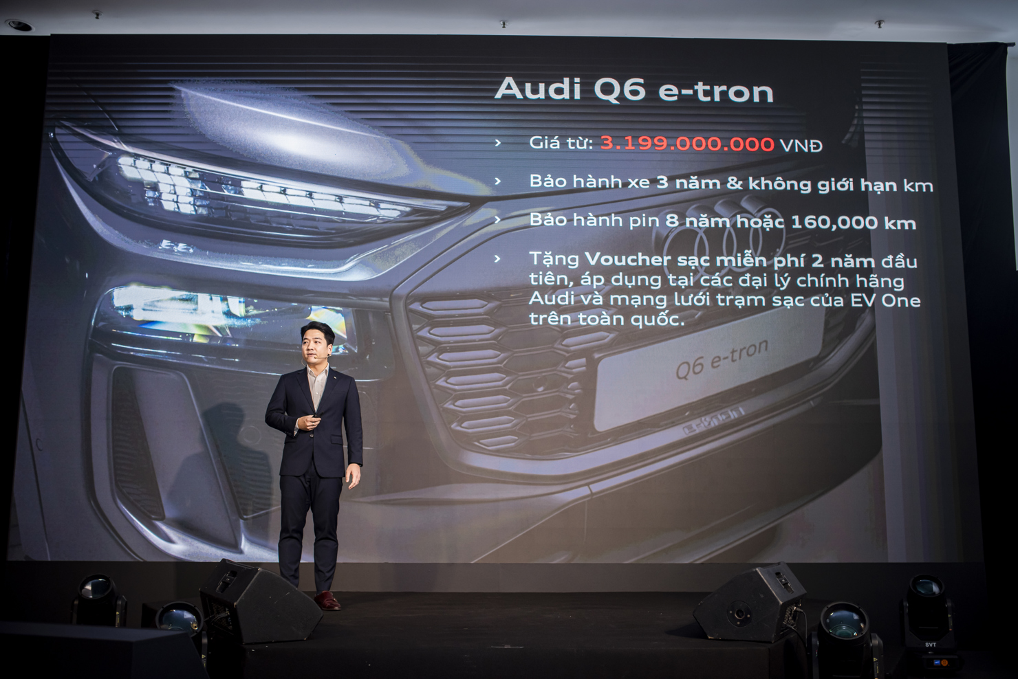 Nhập khẩu từ ch&acirc;u &Acirc;u, Audi Q6 e-tron được trang bị đầy đủ c&aacute;c t&iacute;nh năng nổi trội như: m&agrave;n h&igrave;nh hiển thị to&agrave;n cảnh; m&agrave;n h&igrave;nh HUD thực tế ảo; trợ l&yacute; ảo Audi th&ocirc;ng minh; cụm điều khiển t&iacute;ch hợp nơi cửa l&aacute;i; dải đ&egrave;n tương t&aacute;c năng động v&agrave; hệ thống &acirc;m thanh v&ograve;m 3D sống động; m&acirc;m xe 5 chấu k&eacute;p 20-inch; Hỗ trợ đ&aacute;nh l&aacute;i v&agrave; hỗ trợ rẽ; Cảnh b&aacute;o chệch l&agrave;n đường; Kiểm so&aacute;t h&agrave;nh tr&igrave;nh th&iacute;ch ứng; Hỗ trợ dừng xe;...