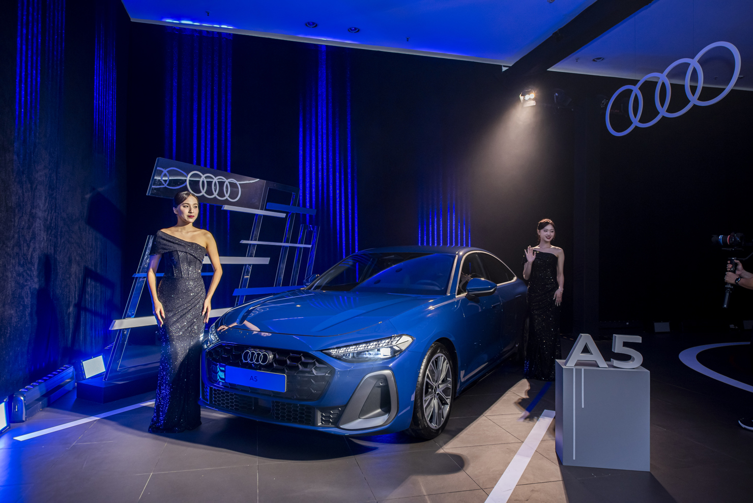 Audi A5 mới dự kiến c&oacute; mặt tại c&aacute;c đại l&yacute; ch&iacute;nh thức của Audi từ th&aacute;ng 9 với bản S line cao cấp được trang bị đầy đủ nhiều t&iacute;nh năng v&agrave; c&ocirc;ng nghệ với c&aacute;c hệ thống cảnh b&aacute;o v&agrave; hỗ trợ l&aacute;i ti&ecirc;n tiến với mức gi&aacute; được cho l&agrave; rất cạnh tranh trong ph&acirc;n kh&uacute;c, từ 2,199 tỷ đồng.