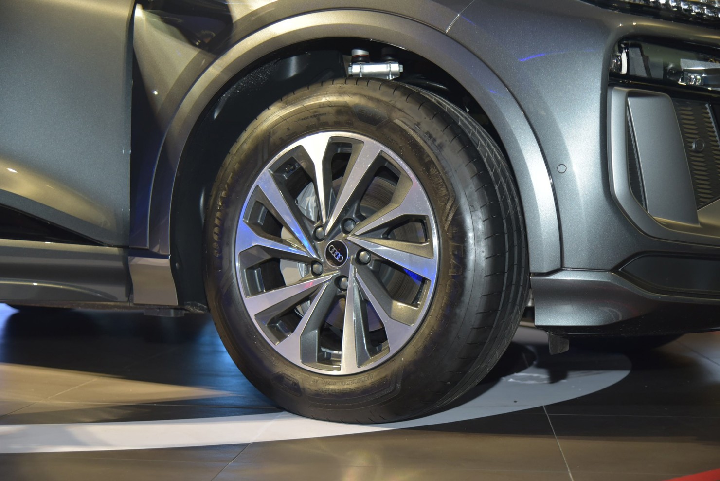 Audi Q6 e-tron, chiếc SUV điện hạng sang thế hệ mới của Audi chính thức có mặt tại Việt Nam - Ảnh 1