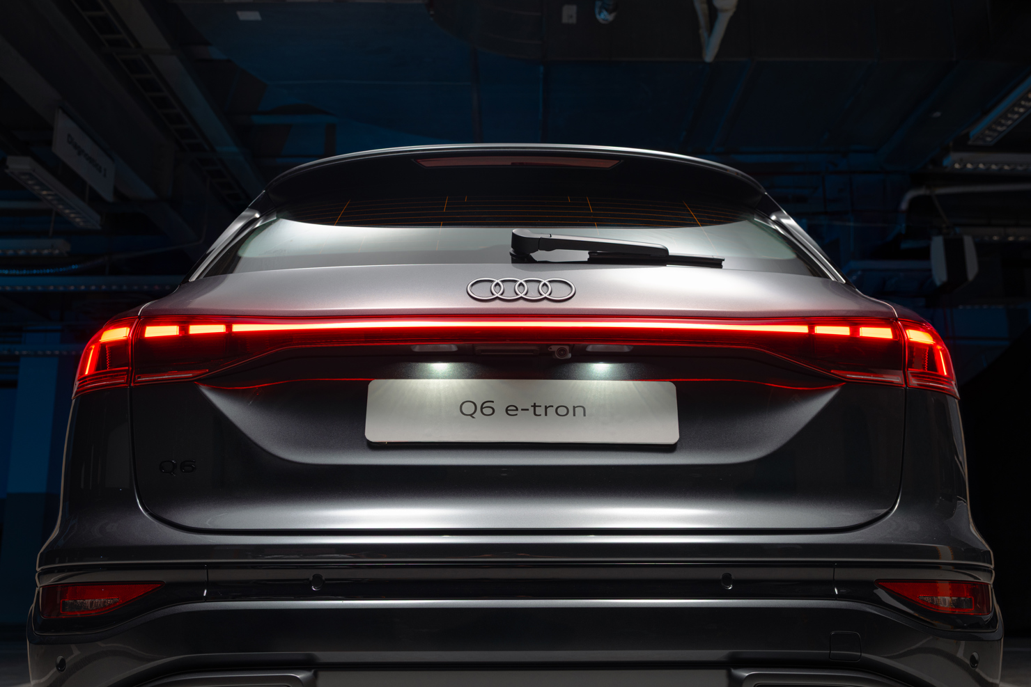 Audi Q6 e-tron là mẫu xe thương mại đầu tiên được phát triển trên nền tảng Premium Platform Electric (PPE), trở thành chuẩn mực mới cho châm ngôn “Vorsprung durch Technik” (Tiên phong trong công nghệ).