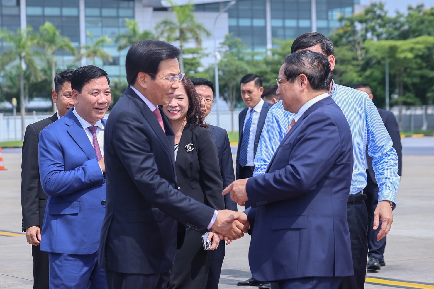 Bộ trưởng, Chủ nhiệm Văn phòng Chính phủ Trần Văn Sơn tiễn Thủ tướng cùng Đoàn tại sân bay quốc tế Nội Bài - Ảnh: VGP/Nhật Bắc. 
