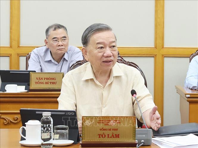 Tổng Bí thư Tô Lâm yêu cầu tiếp tục tăng cường lãnh đạo, chỉ đạo toàn bộ các công việc theo thẩm quyền của 2 cấp phải được thực hiện thông suốt, không để chậm trễ, không để sót việc, mục tiêu xuyên suốt là phục vụ người dân và doanh nghiệp tốt hơn - Ảnh: TTXVN. 